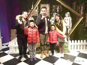 朋友聚会欢笑场面