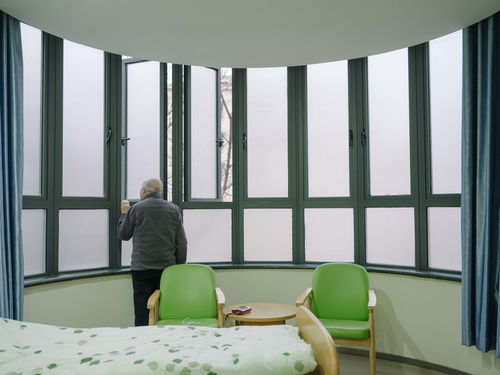 病房里一位老人望向窗外的月亮