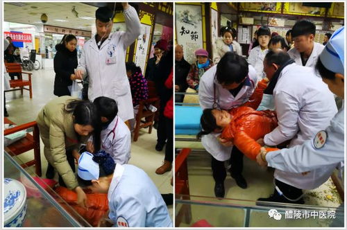 医生在飞机上紧急施救画面