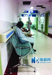 医生在医院走廊走路的背影