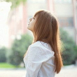 女生闭眼坐着冥想的画面