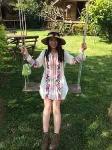 一个女孩坐在街边咖啡馆里喝咖啡看书