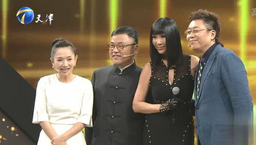 黄奕与刘德华一同接受采访现场