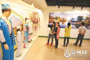 游客在熊猫文化展示馆参观