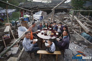 一家人吃晚餐的温馨画面