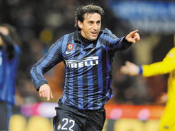 国际米兰球员在比赛中庆祝进球