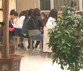 老师夜晚提灯家访的温馨画面