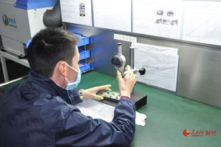 一个正在认真工作的年轻人