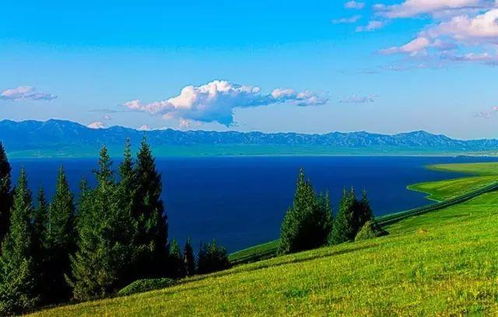 新疆赛里木湖湖面碧蓝水天一色如画风景