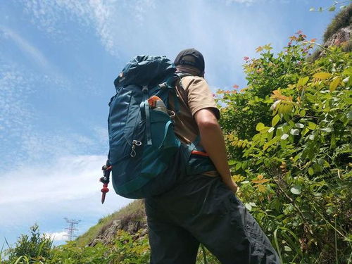 女生在山顶上开心地微笑