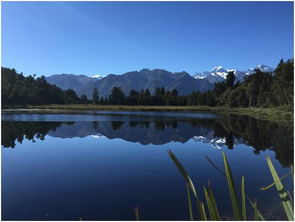 宁静湖面倒映蓝天