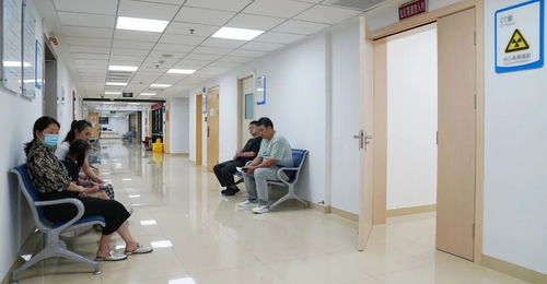 医院挂号大厅排满长队