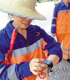 工人佩戴智能手环监测健康数据