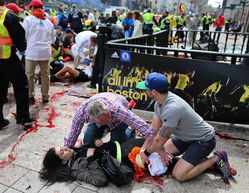 医护人员在现场进行紧急救援