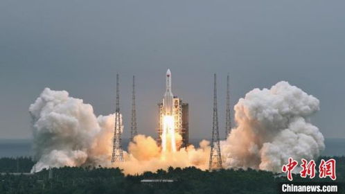 长征五号火箭搭载天和核心舱升空