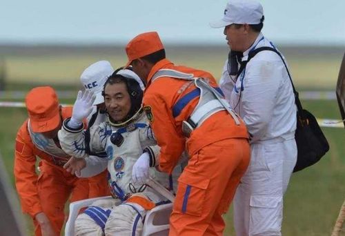 航天员落地后体检和复健