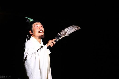 诸葛亮手持羽扇纶巾的形象