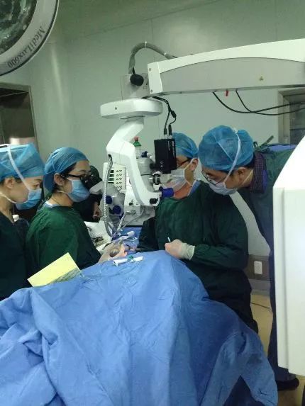 医生在手术前认真准备