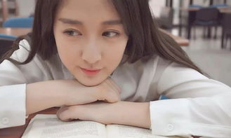 曾黎坐在窗边看书的背影