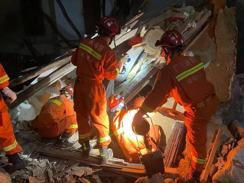 消防员到场处置图片