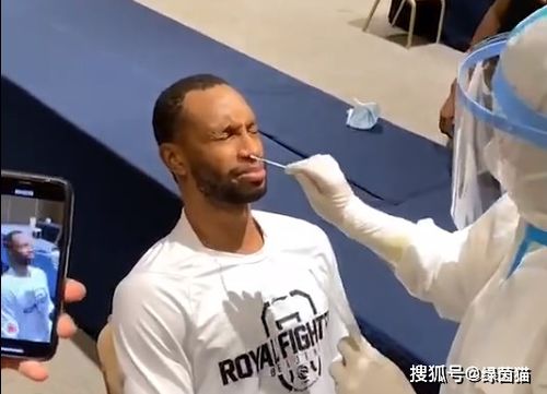 球员接受头部检查画面