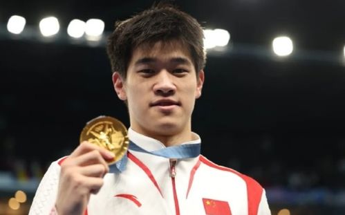 运动员潘展乐在比赛中冲刺瞬间