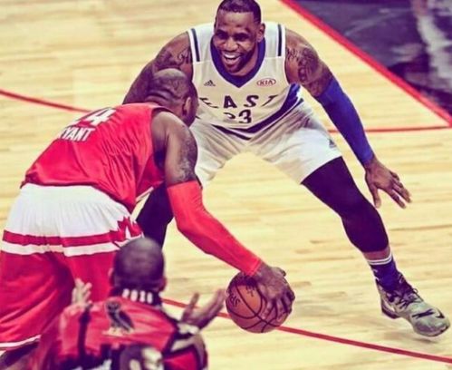 詹姆斯在比赛中防守对手