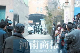 医护人员在现场救治伤员