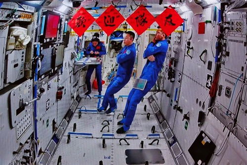 太空站内的航天员正在吃饺子