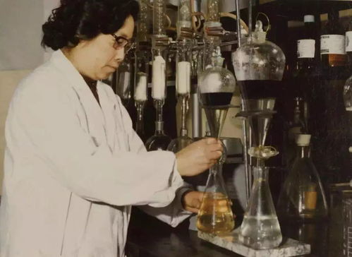 屠呦呦与年轻科研人员交流