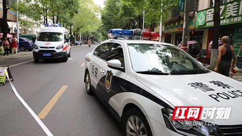 警车与救护车到达事故现场