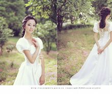 女孩在阳光下微笑