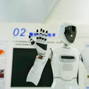 美的人形机器人在工厂工作