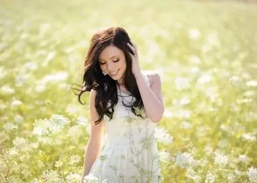 阳光洒进窗户照亮女性的脸庞象征希望