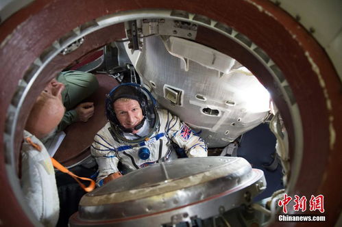 两名航天员在空间站内观看视频画面