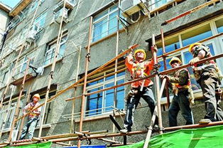 居民楼外群众聚集了解情况