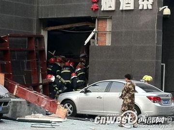 消防人员在爆炸现场展开救援