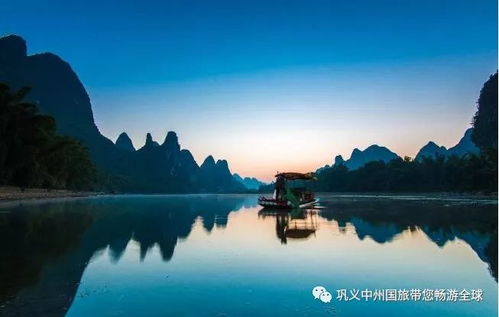 广西桂林漓江山水甲天下船行驶在碧绿江面上两岸青山倒影如画
