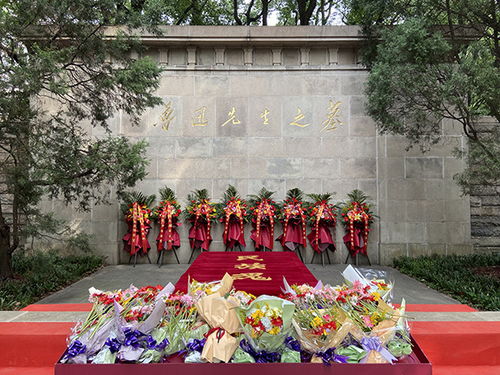 鲁迅墓前的鲜花与人群