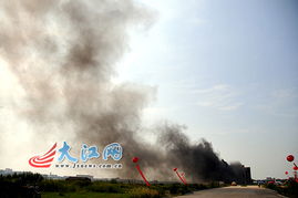 消防员进入楼内救援