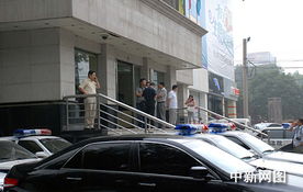 媒体记者在法院门口