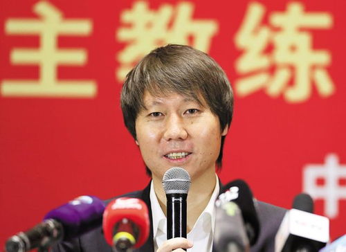 李铁在法庭上低头接受审判