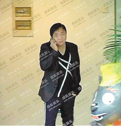 刘德华认真聆听黄奕讲解