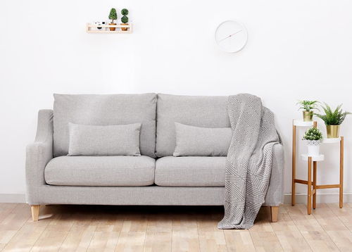 人在沙发上闭目养神放松休息