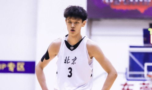 曾凡博在赛场上与队友击掌庆祝