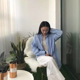 办公室里认真工作的女性