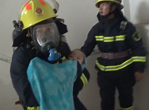 消防员在火场中营救群众