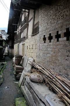 夕阳下的老房子与门前石板路