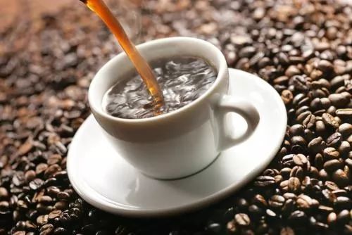 一杯冒着热气的红茶摆放在桌上