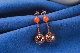 森林北佩戴自己设计的珠宝作品